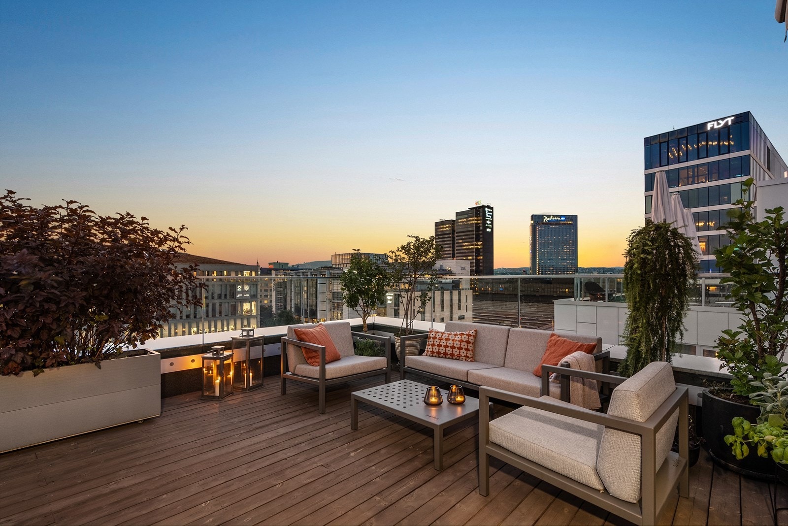 På kvelden forvandles terrassen til en lun og stemningsfull oase -perfekt for sene middager og gode samtaler under åpen himmel. Galleribilde