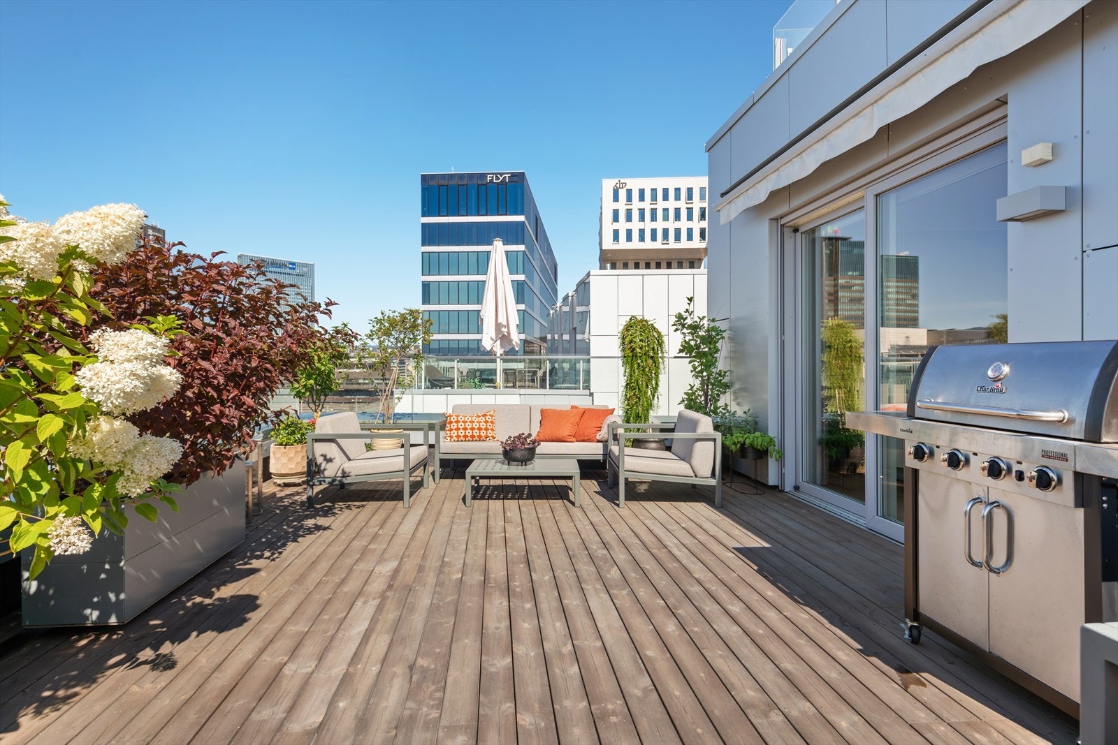 Dette er en spektakulær penthouseleilighet i 9. etasje med heis direkte inn i boligen, og hele 158 kvm uteplass. Galleribilde