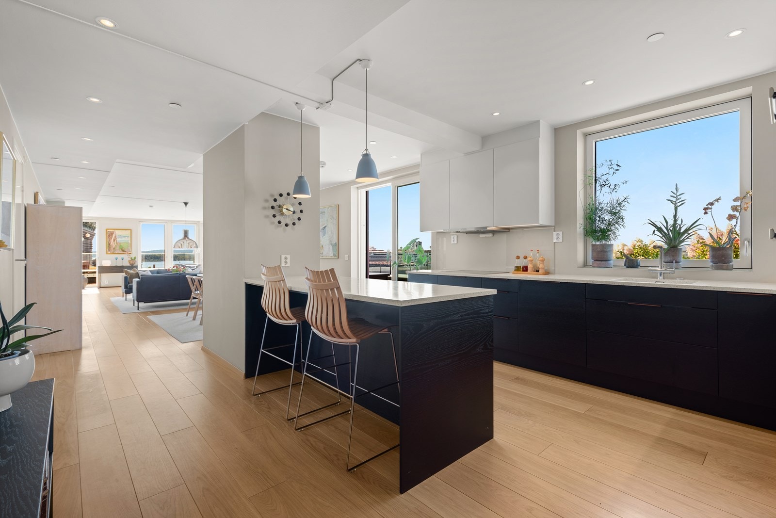 Praktisk kjøkkenøy gir ekstra arbeidsflate og lagringsplass, samtidig som den fungerer som sosial sone med plass til barstoler. Galleribilde