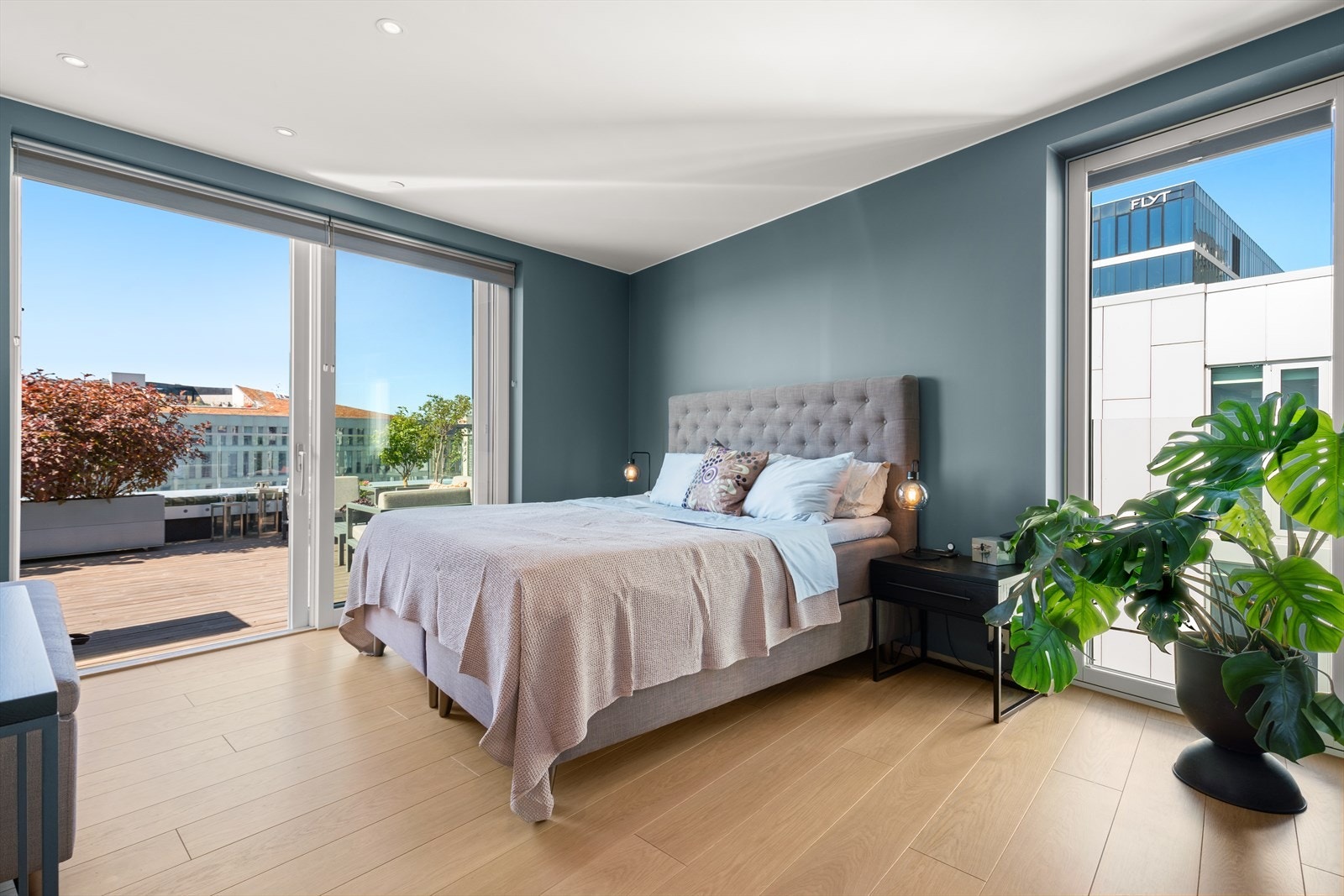 Hovedsoverommet er en suite med walk-in closet og eget bad. Fra rommet kan du åpne direkte ut mot terrassen og nyte utsikten fra morgen til kveld. Galleribilde