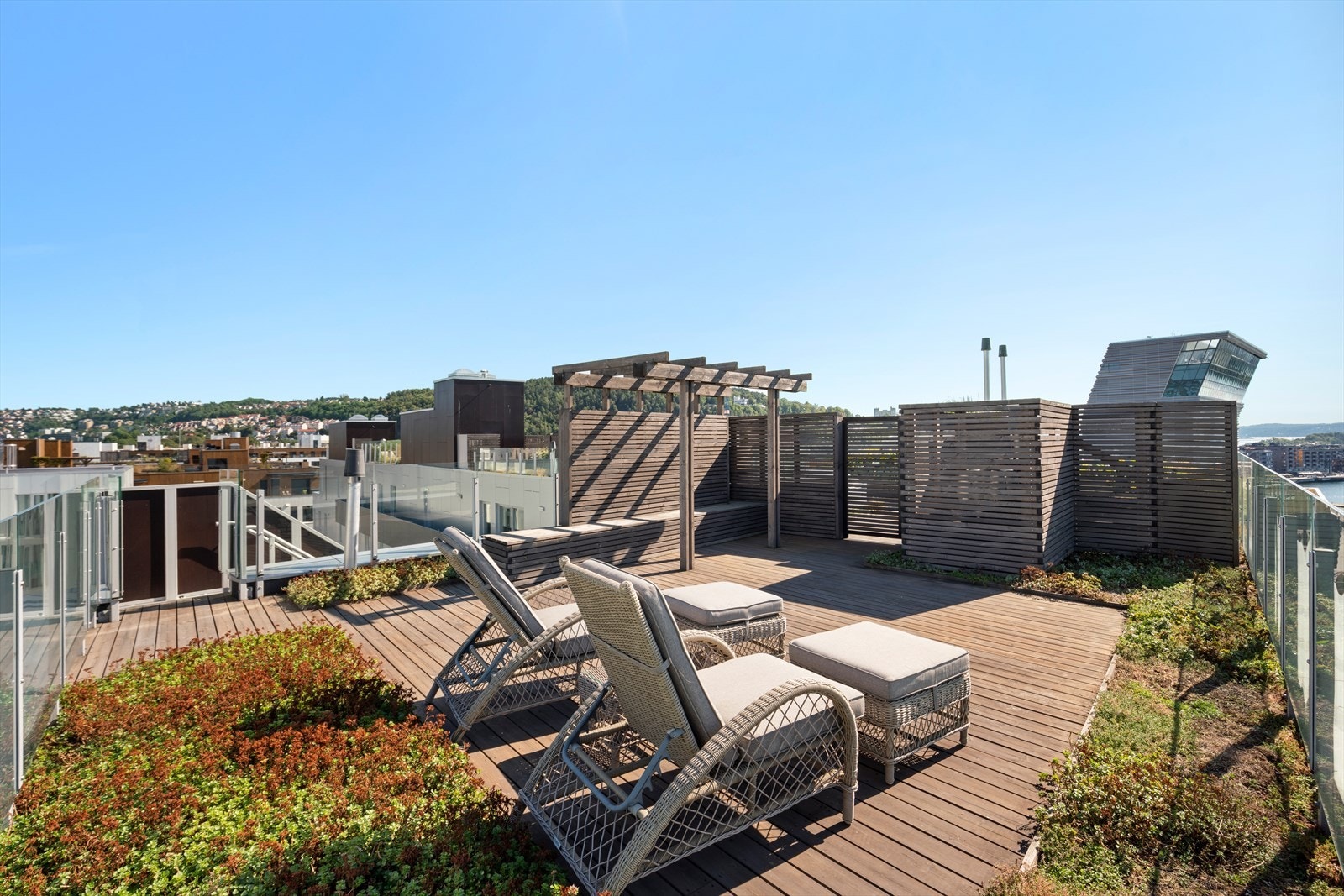 Et av boligens mange høydepunkter er den private takterrassen på 58 kvm. Galleribilde