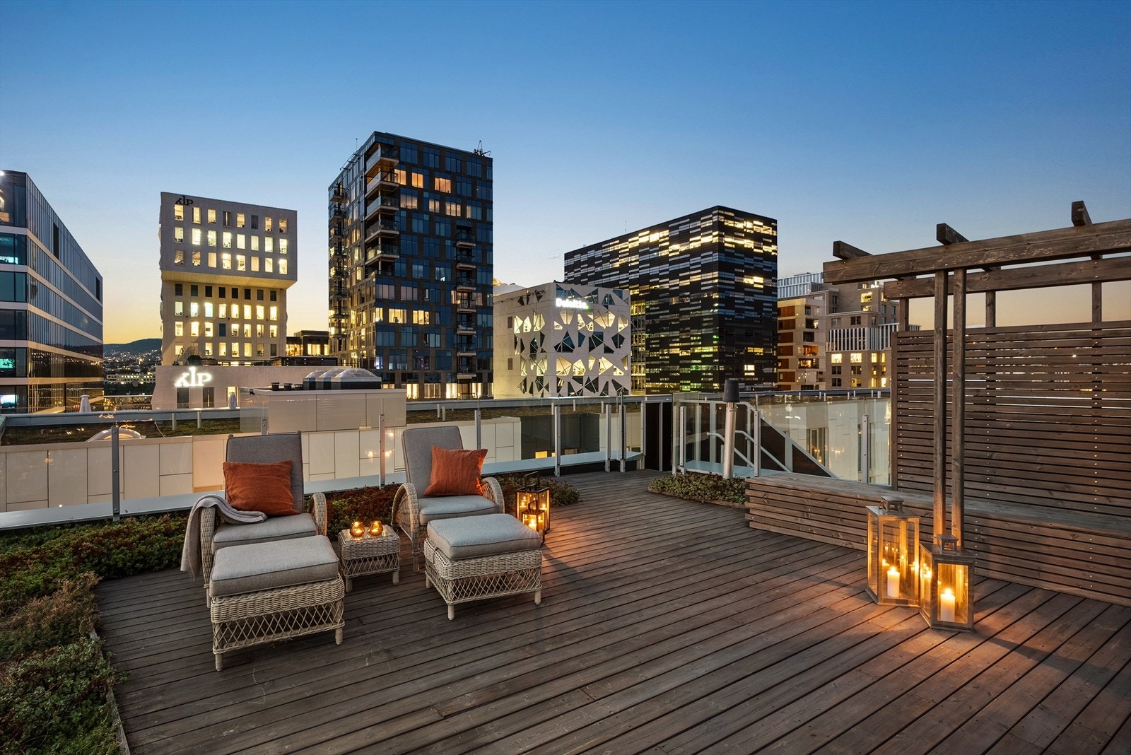 Privat takterrasse på toppen på 58 kvm, med panoramautsikt og sol hele dagen. Trapp opp fra soverom Galleribilde