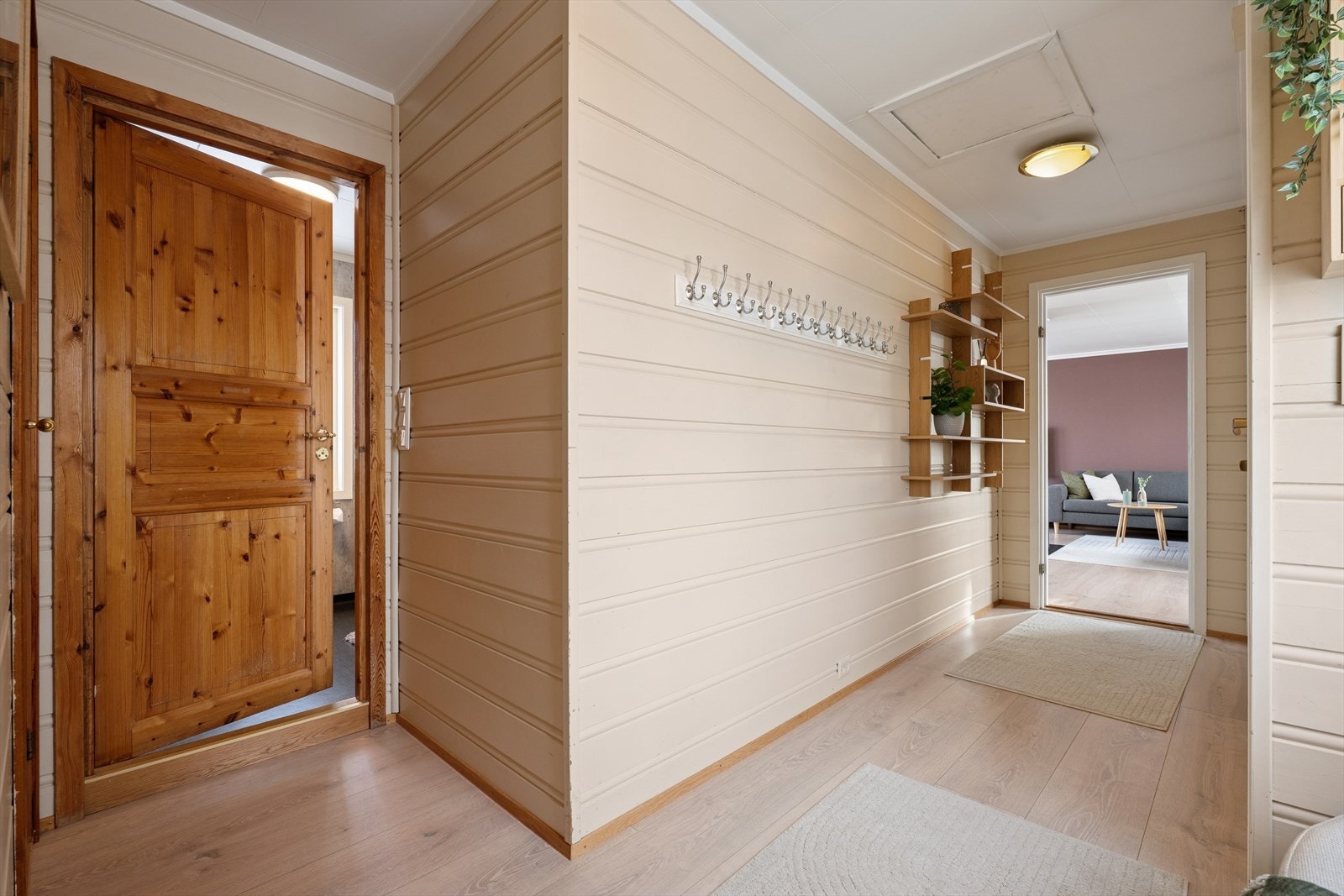 Fra stuen, via gangen, kommer man til boligens 2 soverom og bad. Galleribilde