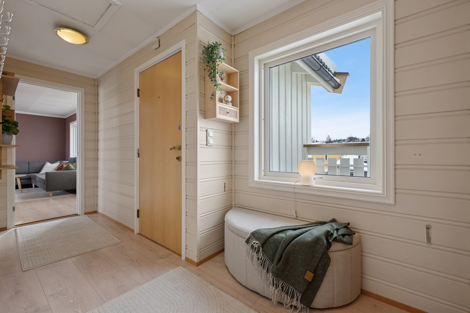 Toppleiligheten har en romslig gang med lyse og fine overflater. Galleribilde