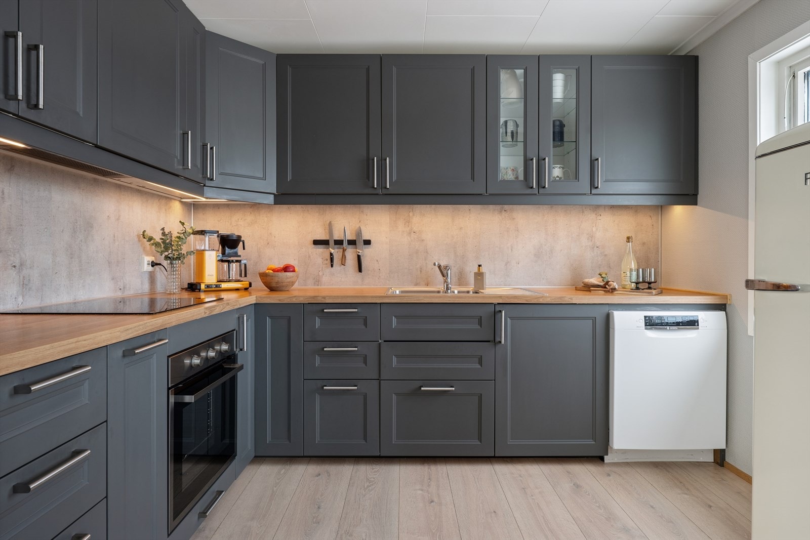 Kjøkkenet har rikelig med skapplass og benkeplass | Profilterte fronter | Godt med arbeidslys under overskapene. Galleribilde