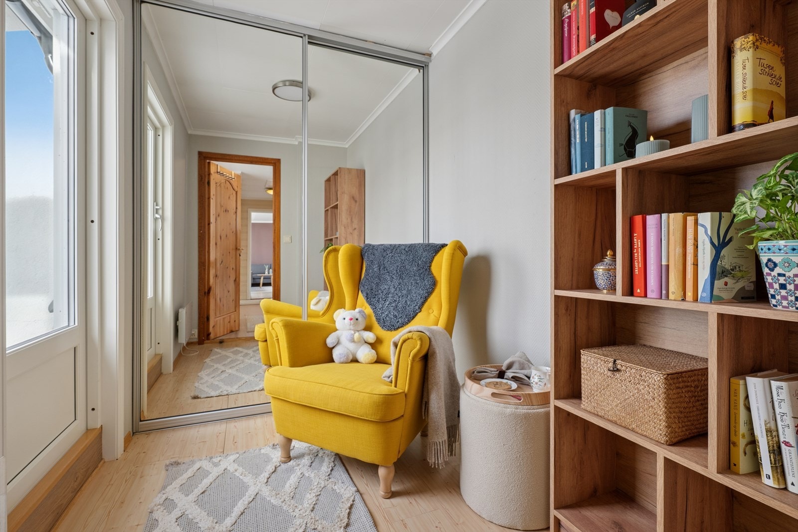 Rommet via entréen benyttes som soverom i dag og har godt med skapplass, plass til en seng og tilgang til egen balkong. Galleribilde