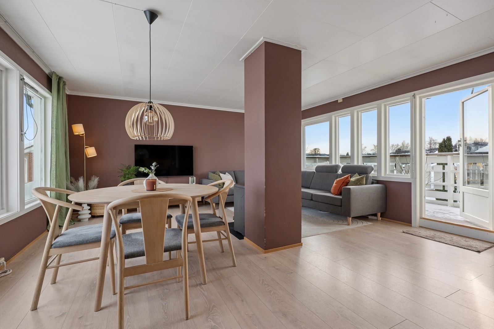 Store vinduer på begge sider av stuen tilfører rikelig med naturlig lys. Galleribilde