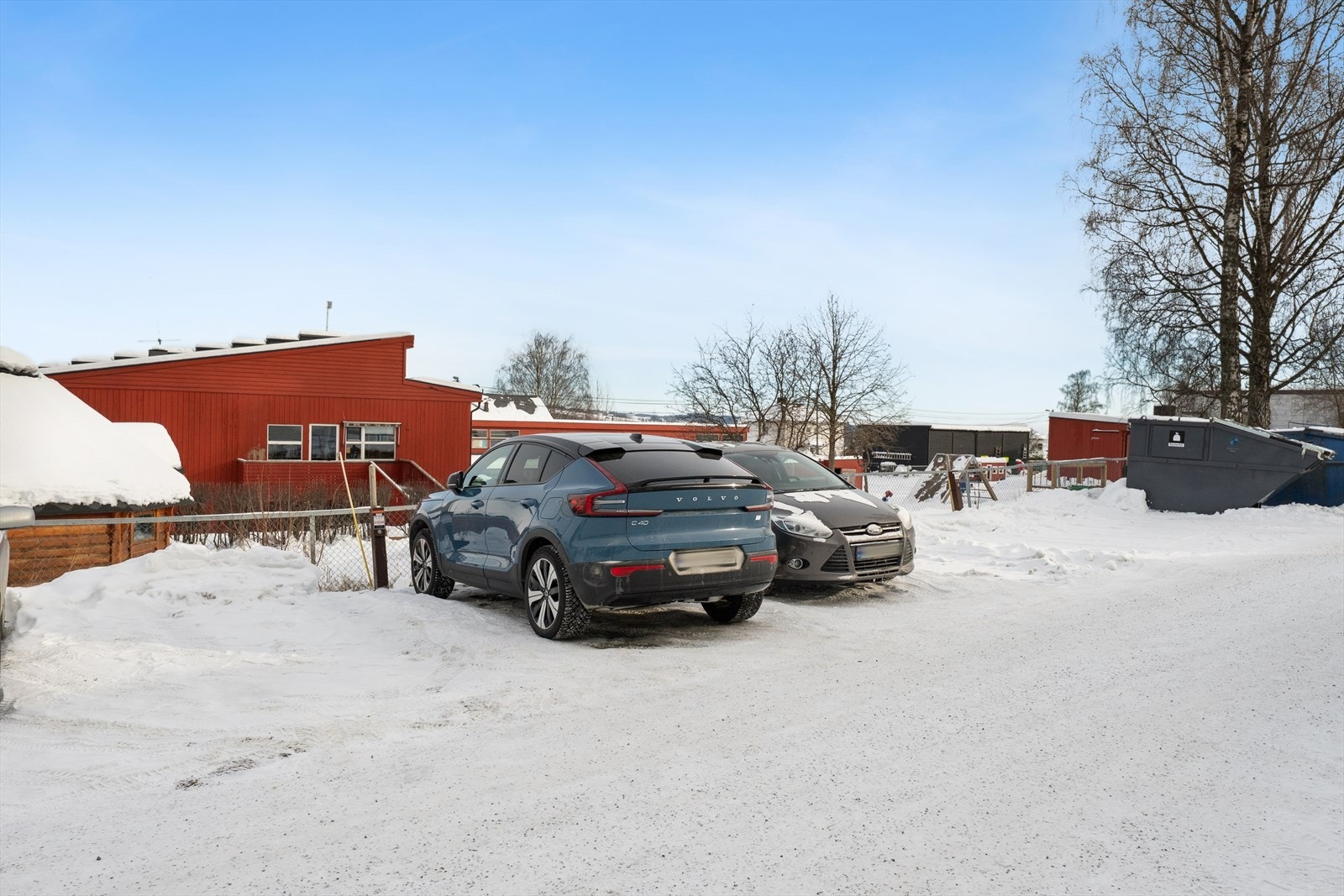 Det hører med en parkeringsplass til leiligheten. Galleribilde