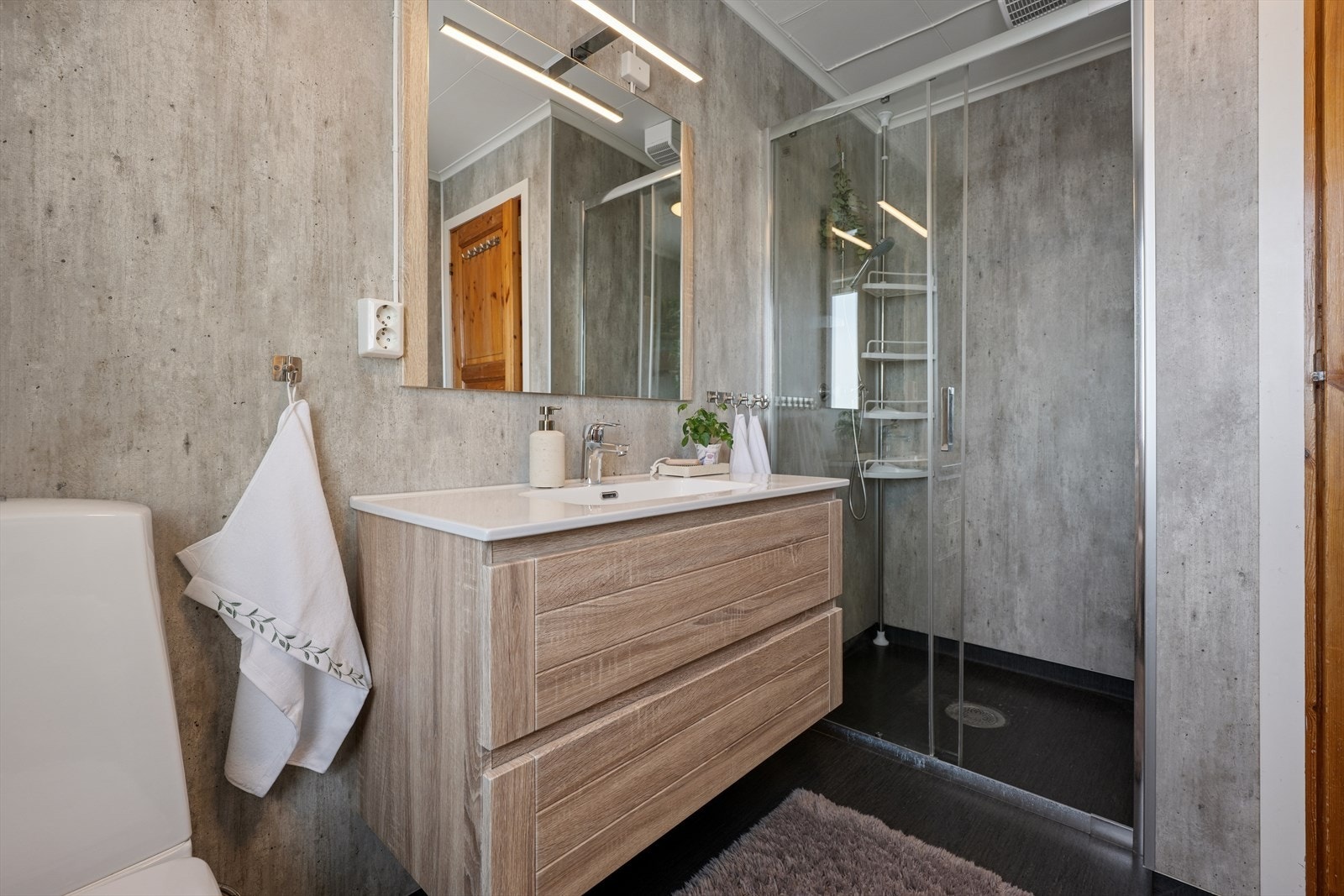 Dette er et perfekt sted å starte dagen med en romslig dusjnisje. Galleribilde