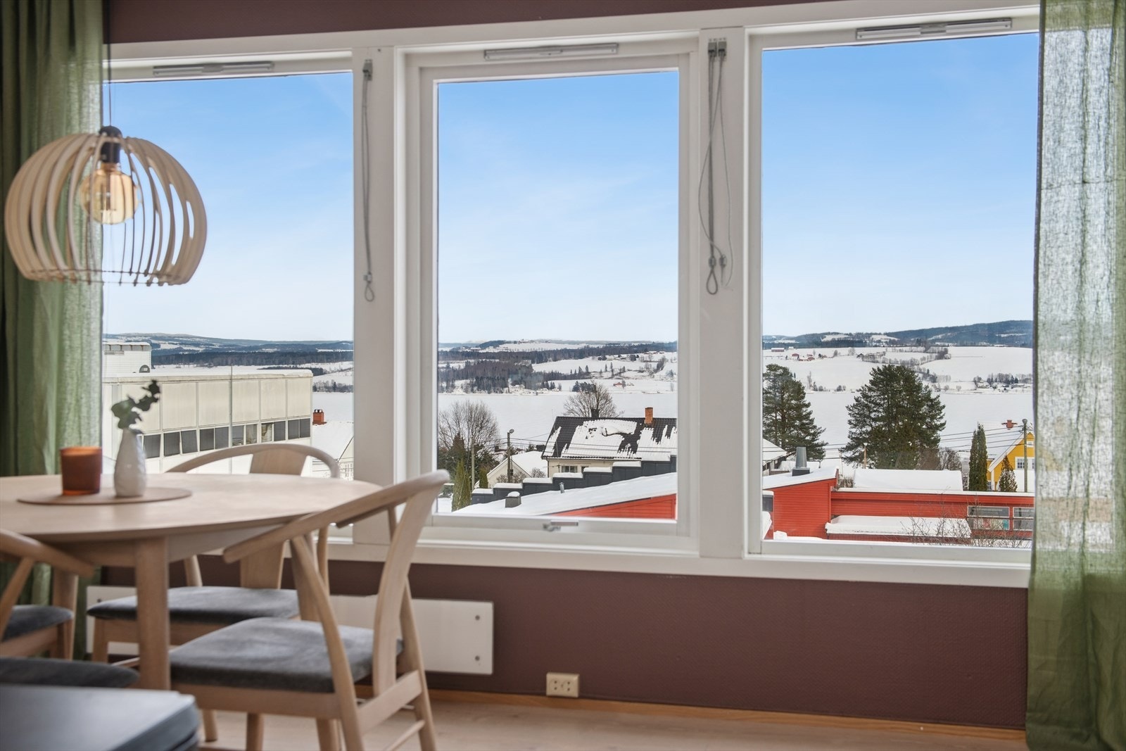 Store vinduer som rammer inn utsikten. Galleribilde