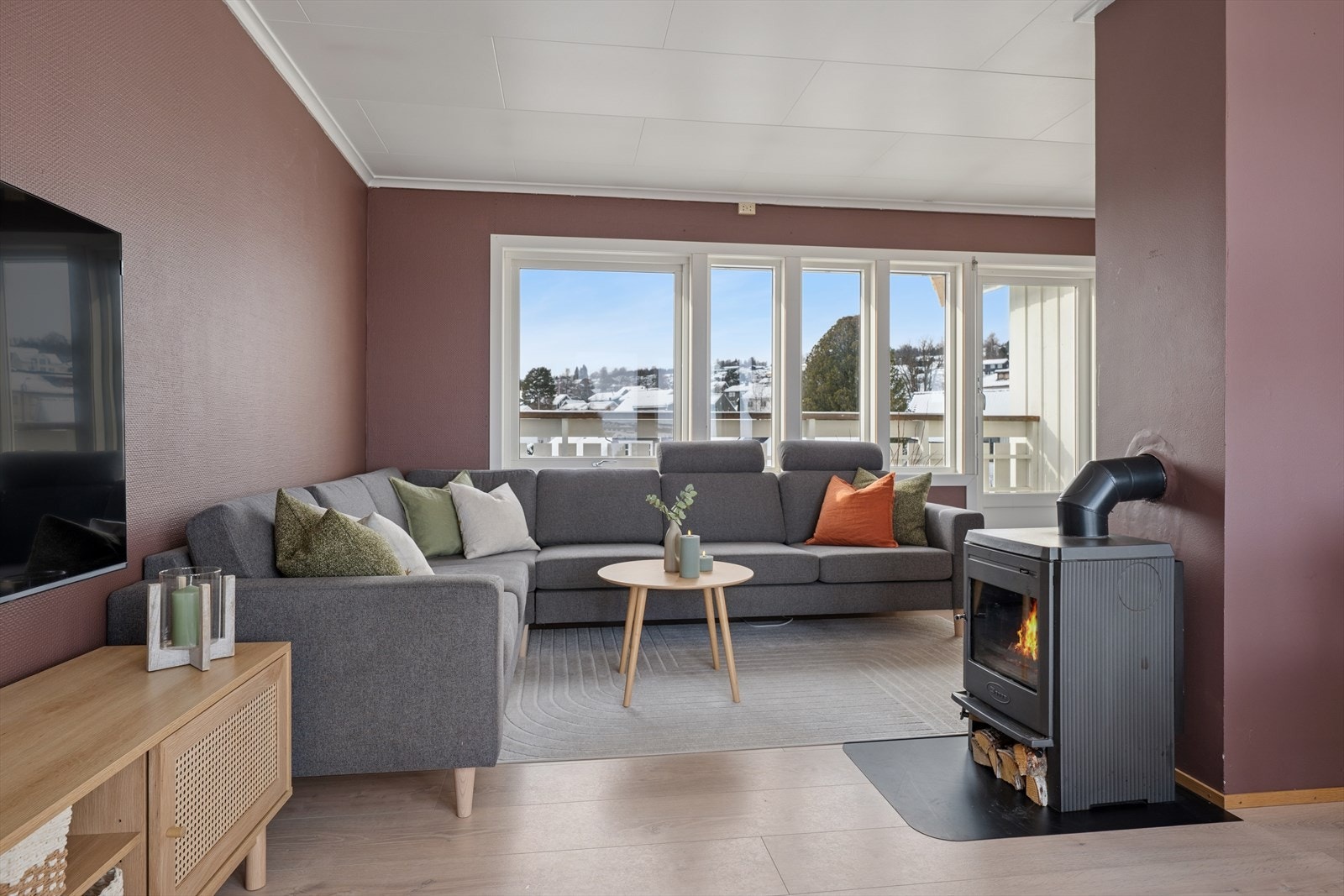 En vedovn i hjertet av boligen gir en deilig varme og skaper en lun steming. Galleribilde