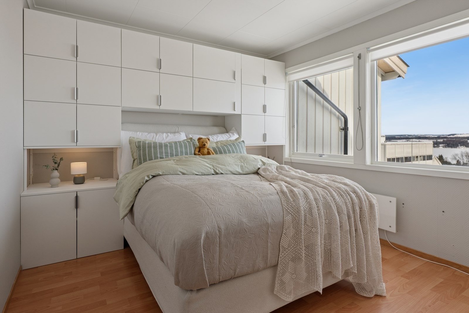 Hovedsoverommet er av god størrelse med store vinduer og plass til en romslig seng. Galleribilde