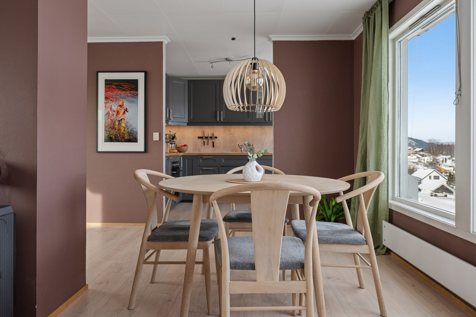 Åpen stue/kjøkken løsning, men fortsatt vegger nok til å skille sonene fra hverandre. Galleribilde