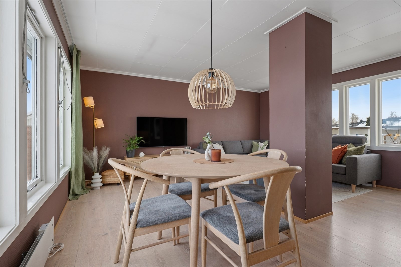 Stuen er romslig og tillater mange møbleringsmuligheter. Galleribilde