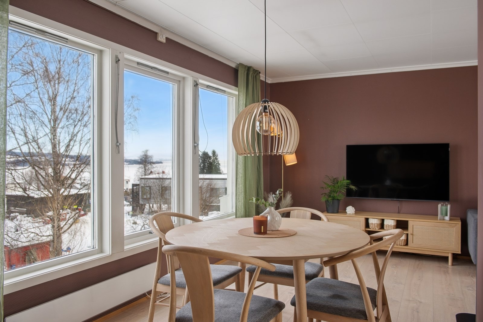 Stuen har et moderne og flott fargevalg på veggene, nytt gulv er lagt i nyere tid. Galleribilde