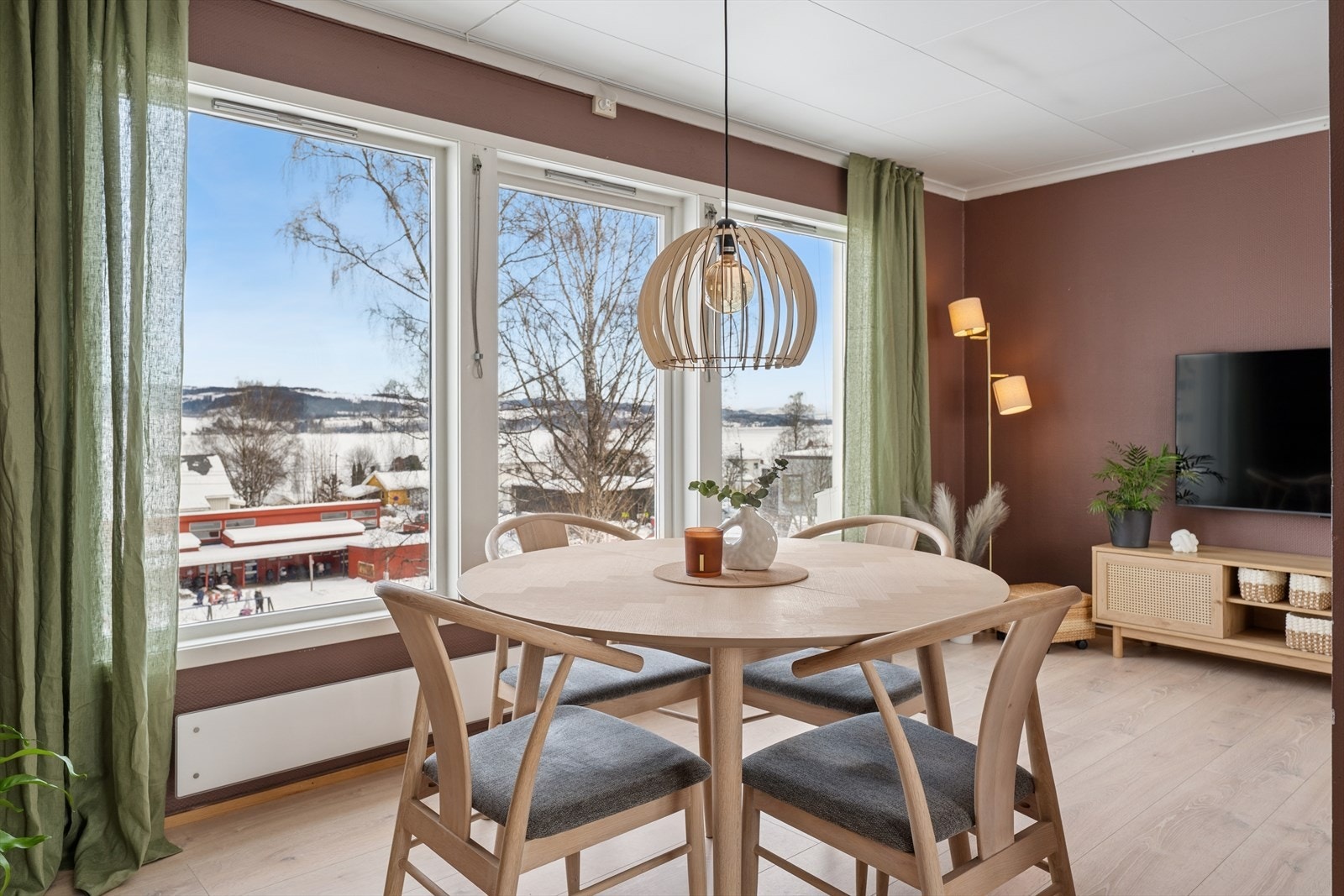 Utsikten fra spisebordet er nydelig; vakker utsikt over Mjøsa. Galleribilde