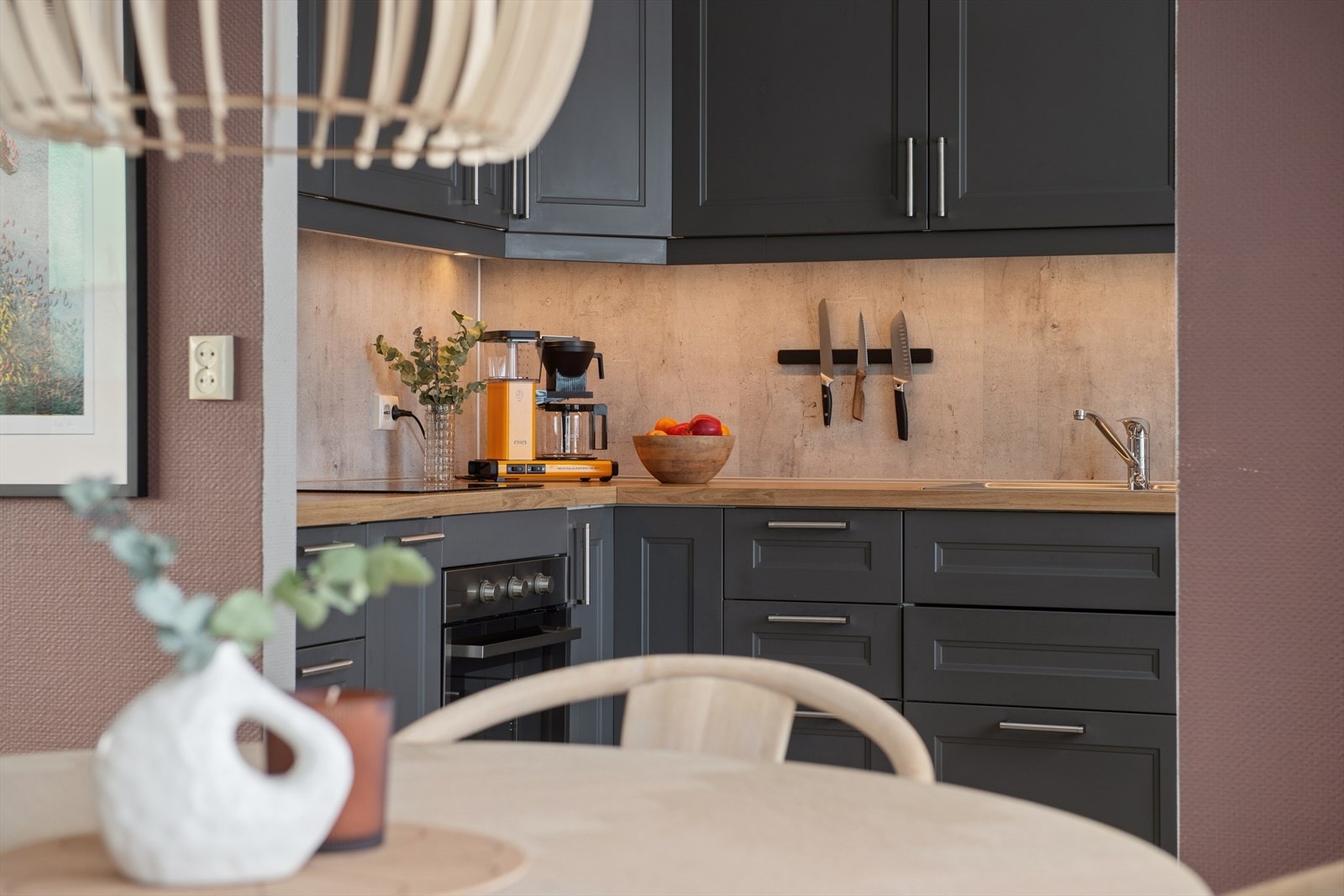 Det innbydende fargevalget fortsetter inn videre inn på kjøkkenet. Galleribilde