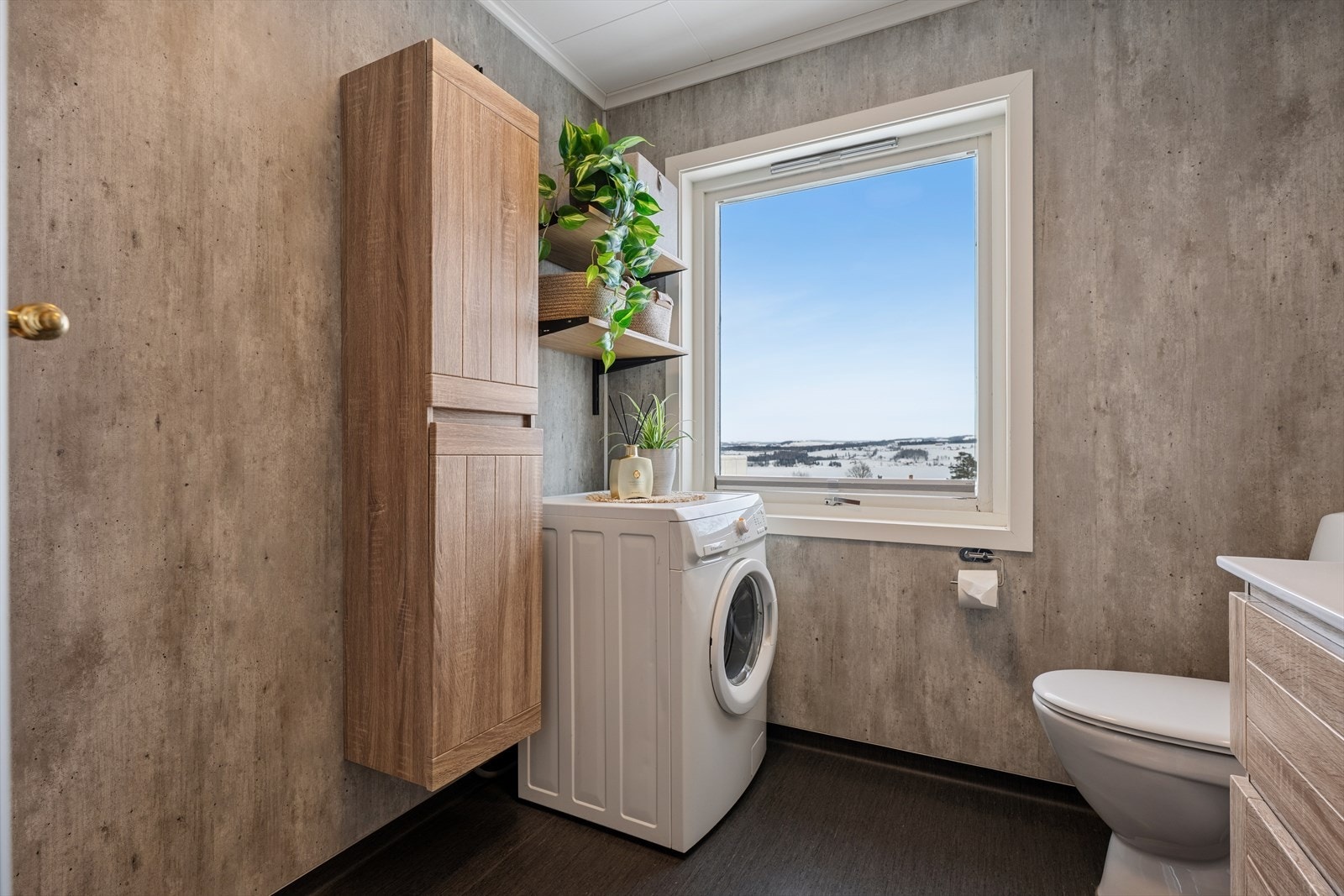 Det er godt med oppbevaring for håndklær og hygieneprodukter | Praktisk med vaskemaskin på bad. Galleribilde