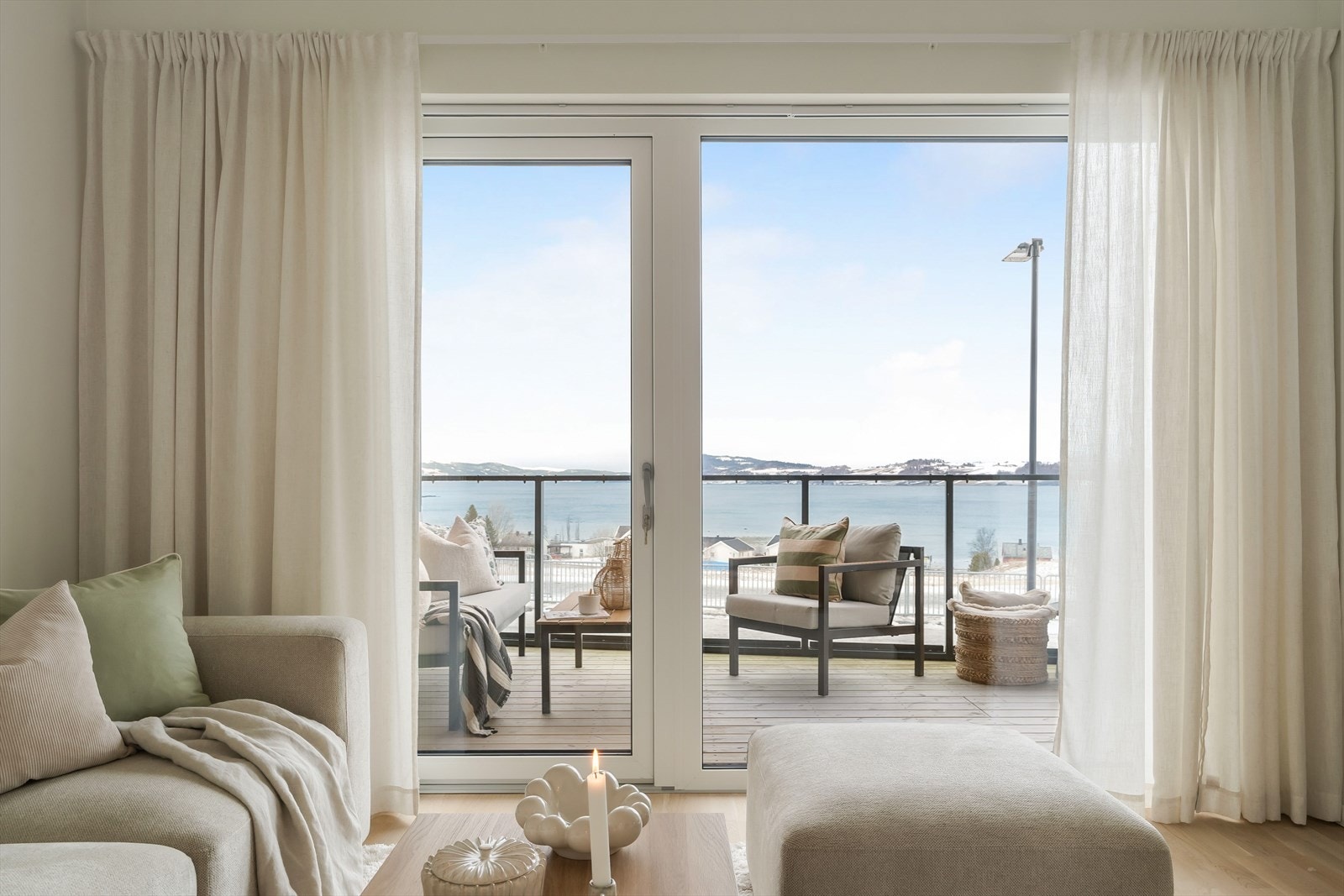 Her har du umiddelbar nærhet til matbutikker, busstopp, apotek og idrettsanlegg, samt kort vei til skole, barnehage og populære turområder. Galleribilde