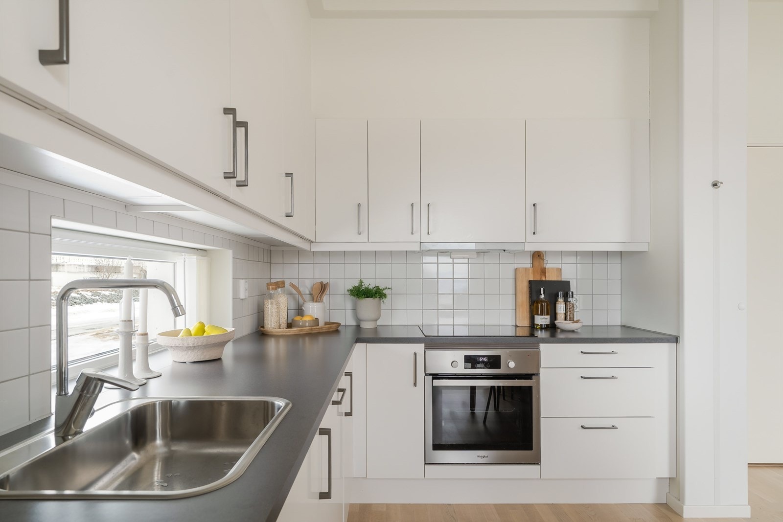 Videre er kjøkkenet utstyrt med integrerte hvitevarer som oppvaskmaskin, kjøleskap, stekeovn og koketopp, samt ventilator, komfyrvakt og flere benkestikk. Galleribilde