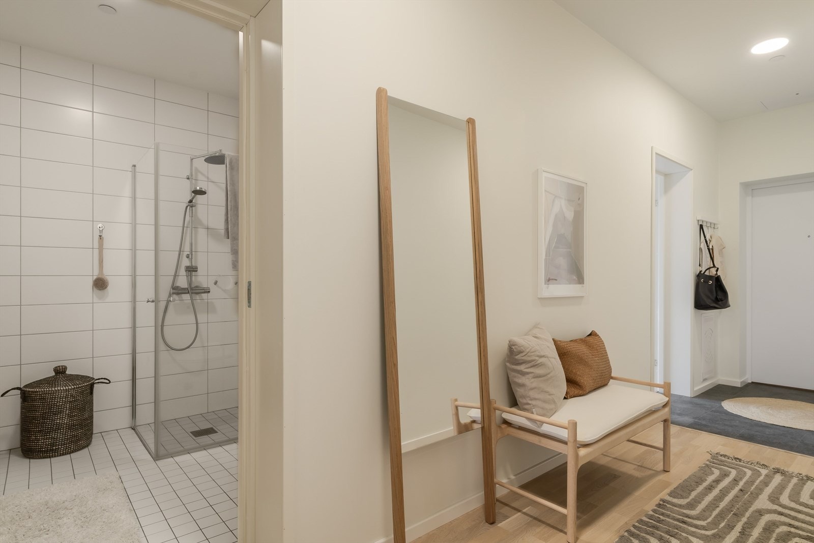 Vel inne blir vi ønsket velkommen i en pen entré på ca. 8,5 kvm med lysmalte vegger og grå fliser på gulv med gulvvarme. Galleribilde