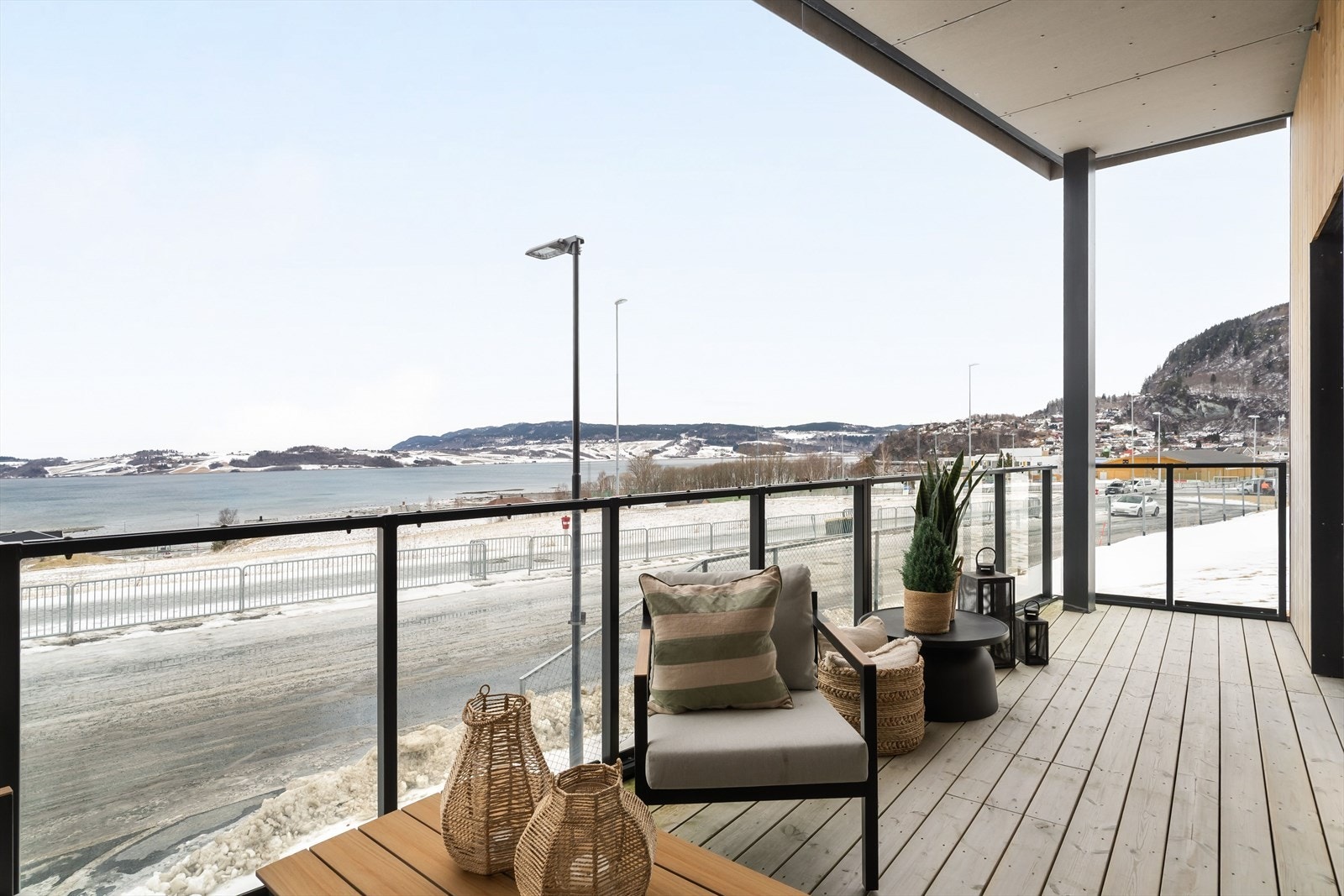 Fra allrommet er det utgang til en solrik balkong med nydelig utsikt. Galleribilde