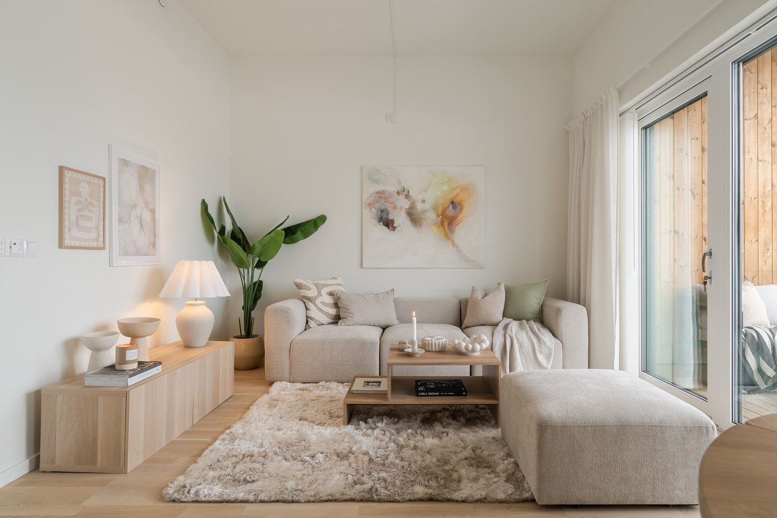 Stuen ligger i åpen løsning med kjøkkenet, og sammen danner de et innbydende allrom på ca. 21,5 kvm. Galleribilde