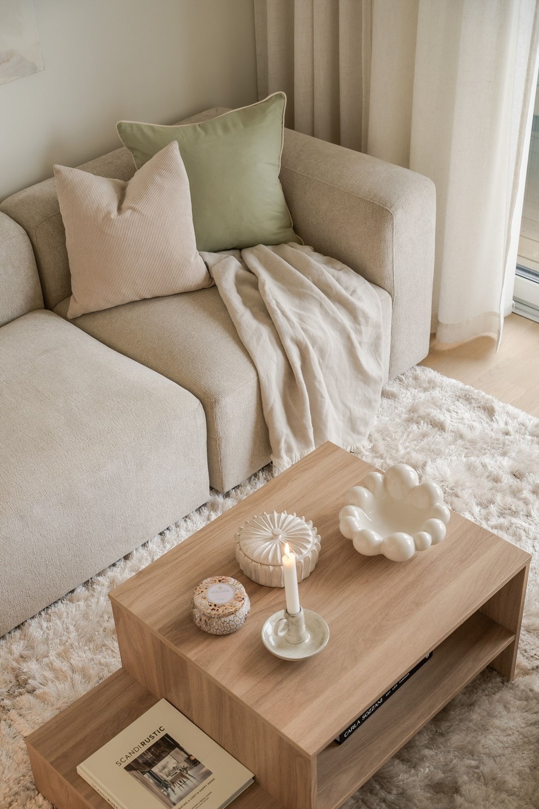 Bilen parkeres på egen p-plass med elbillader. Galleribilde