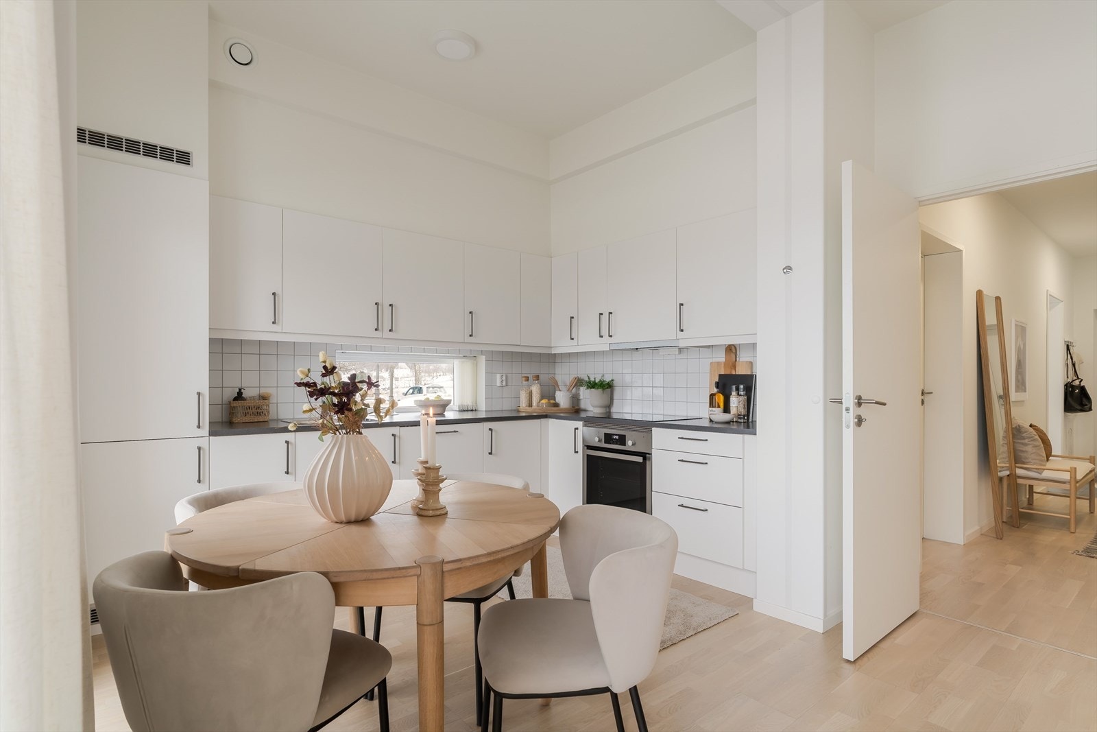 Kjøkkenet er levert fra HTH og det har et stilfullt og moderne design med gode benkeflater og rikelig med oppbevaringsplass. Galleribilde