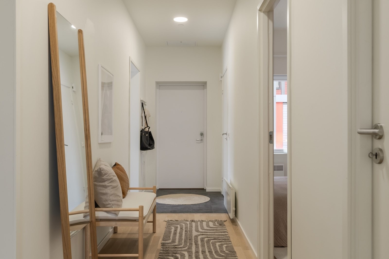 Her er det fin plass til knaggrekker og skoskap, og mer oppbevaringsplass finnes i en tilliggende innebod på ca. 3,5 kvm. Galleribilde