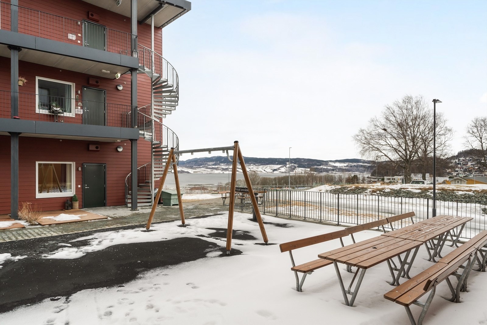 Rett ved eiendommen finner man Extra, Kiwi og Vinmonopolet, og det er nærhet til frisør, interiørbutikk, bensinstasjon, apotek, kafé og restaurant. Galleribilde