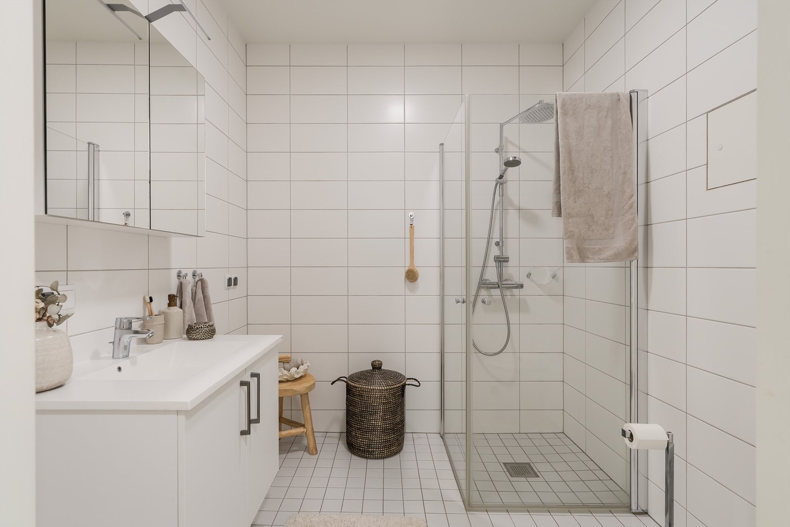 Leiligheten har et velholdt og pent bad på ca. 5 kvm. Her er det hvite fliser på veggene og hvite fliser på gulv med gulvvarme. Galleribilde