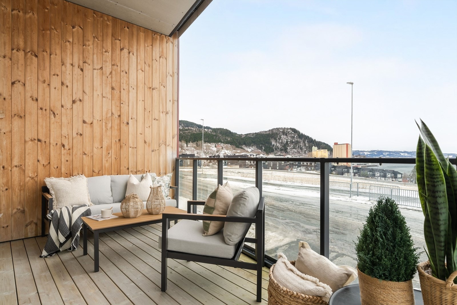 Balkongen er på ca. 12 kvm, så her har man godt med plass til å samle både familie og venner. Galleribilde