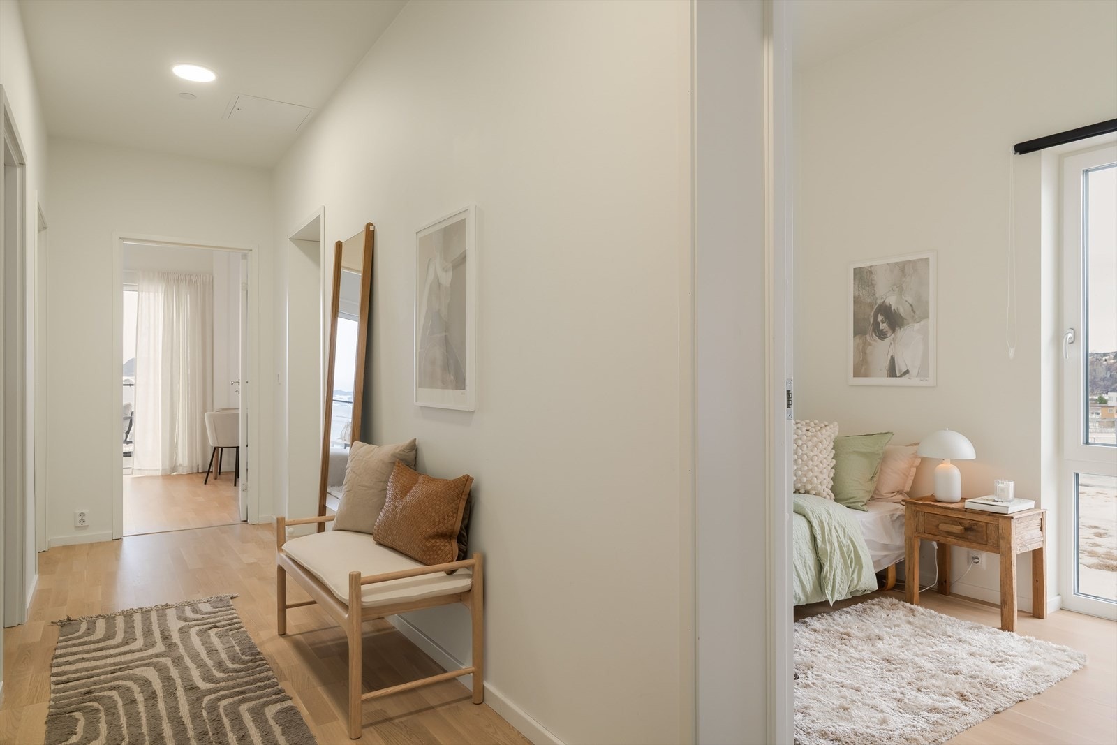 Leiligheten har for øvrig oppbevaring- og lagringsplass i en innebod på ca. 3,5 kvm og i en disponibel kjellerbod på ca. 5 kvm. Galleribilde