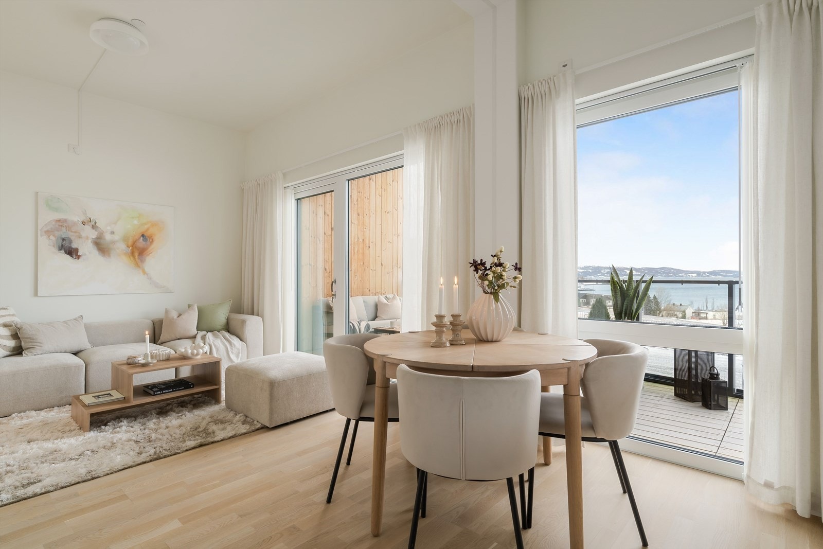 Nærheten mellom kjøkkenet og spiseplassen gjør matlagingen sosial og serveringen enkel. Galleribilde