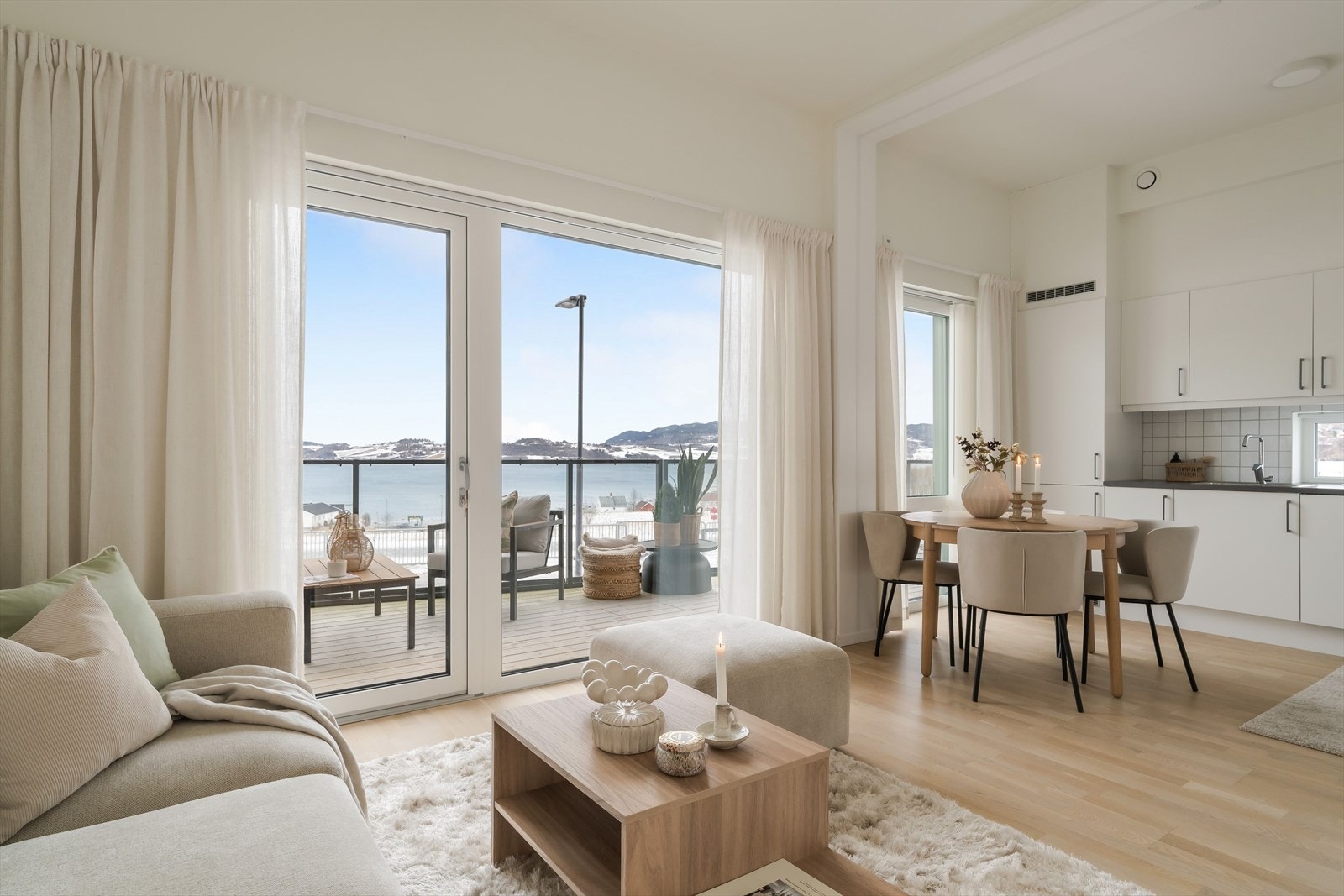 De store, nordvestvendte vinduene i allrommet sørger for en flott naturlig lyssetting. Galleribilde