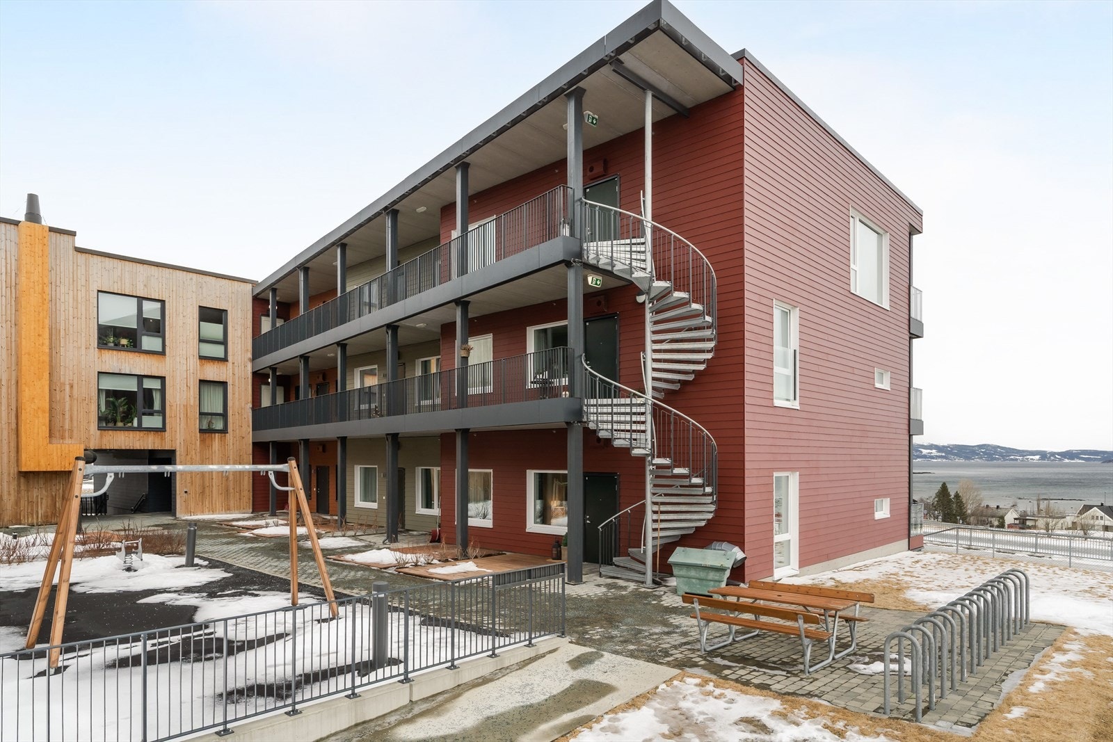 Eiendommen ligger i et landlig, sjønært og barnevennlig boligområde ved Buvika i Skaun kommune. Galleribilde