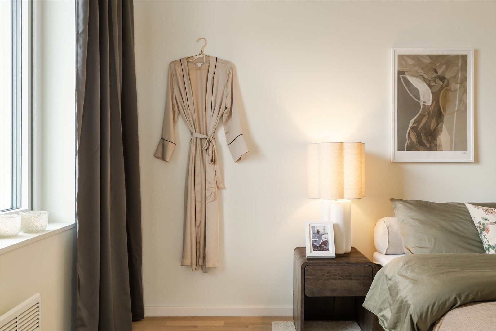 Begge soverommene har store vinduer som sørger for rikt, naturlig lysinnslipp. Galleribilde