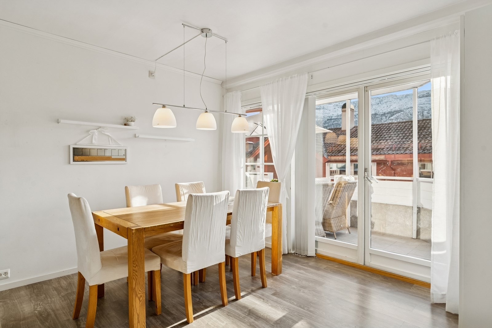 Ved kjøkken har du meget god plass for spisebord. Her er det også utgang til delvis skjerma terrasse med overbygg Galleribilde