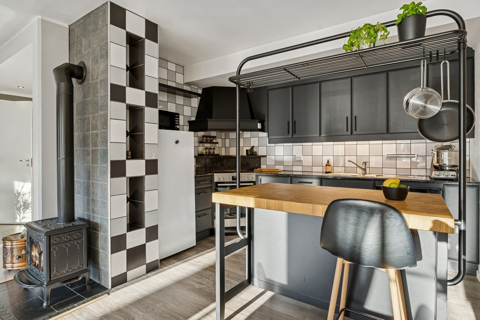 Åpen kjøkkenløysing mot spisestove og stove gjev deg eit sosialt og fint opphaldsrom for familie og venner. Galleribilde