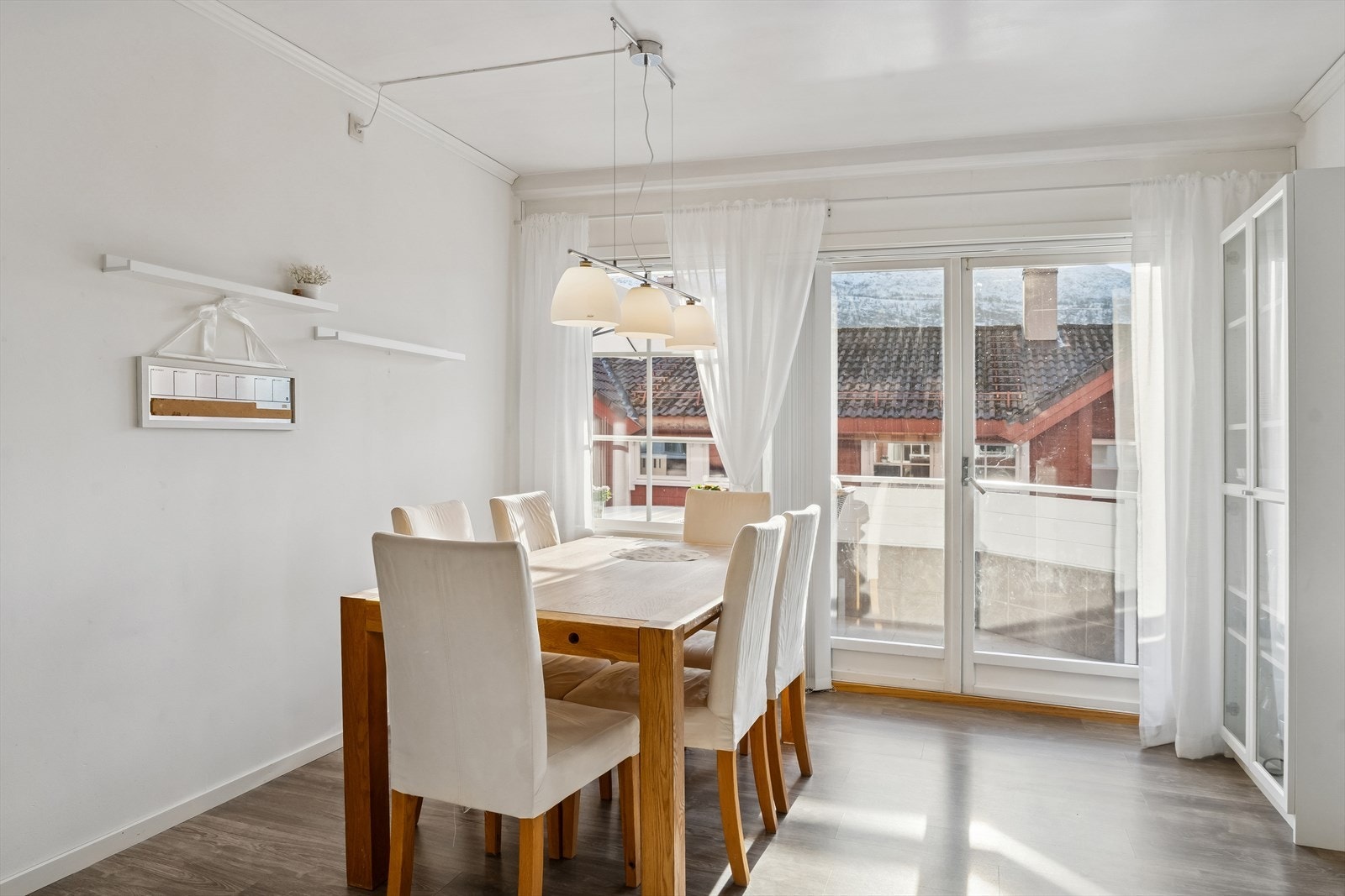 I spisestova er det store vindauge som slepp inn mykje naturleg lys. Galleribilde