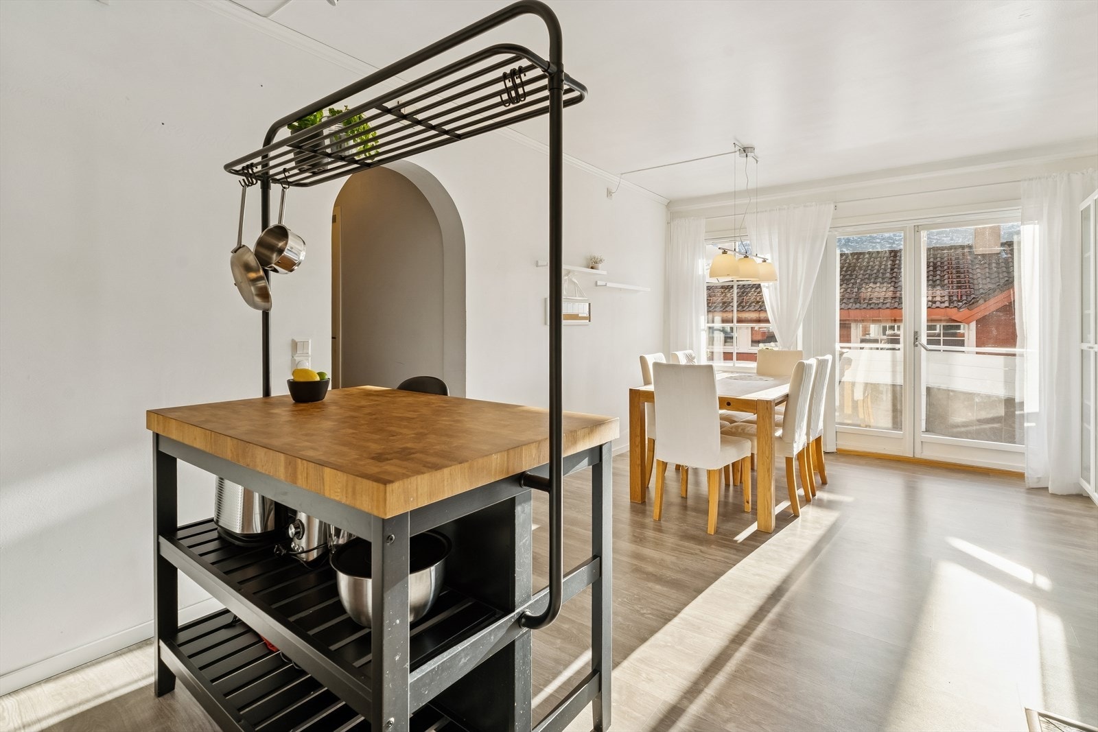 Kjøkken med ei romsleg, svart innreiing, malt i 2024/25. Kjøkkenøy vart satt inn i 2024. Galleribilde