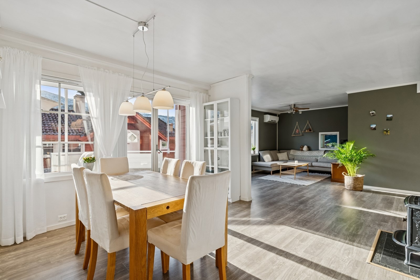 Med fleire vindaugsflater får du mykje lys inn i opphaldsrom! Galleribilde