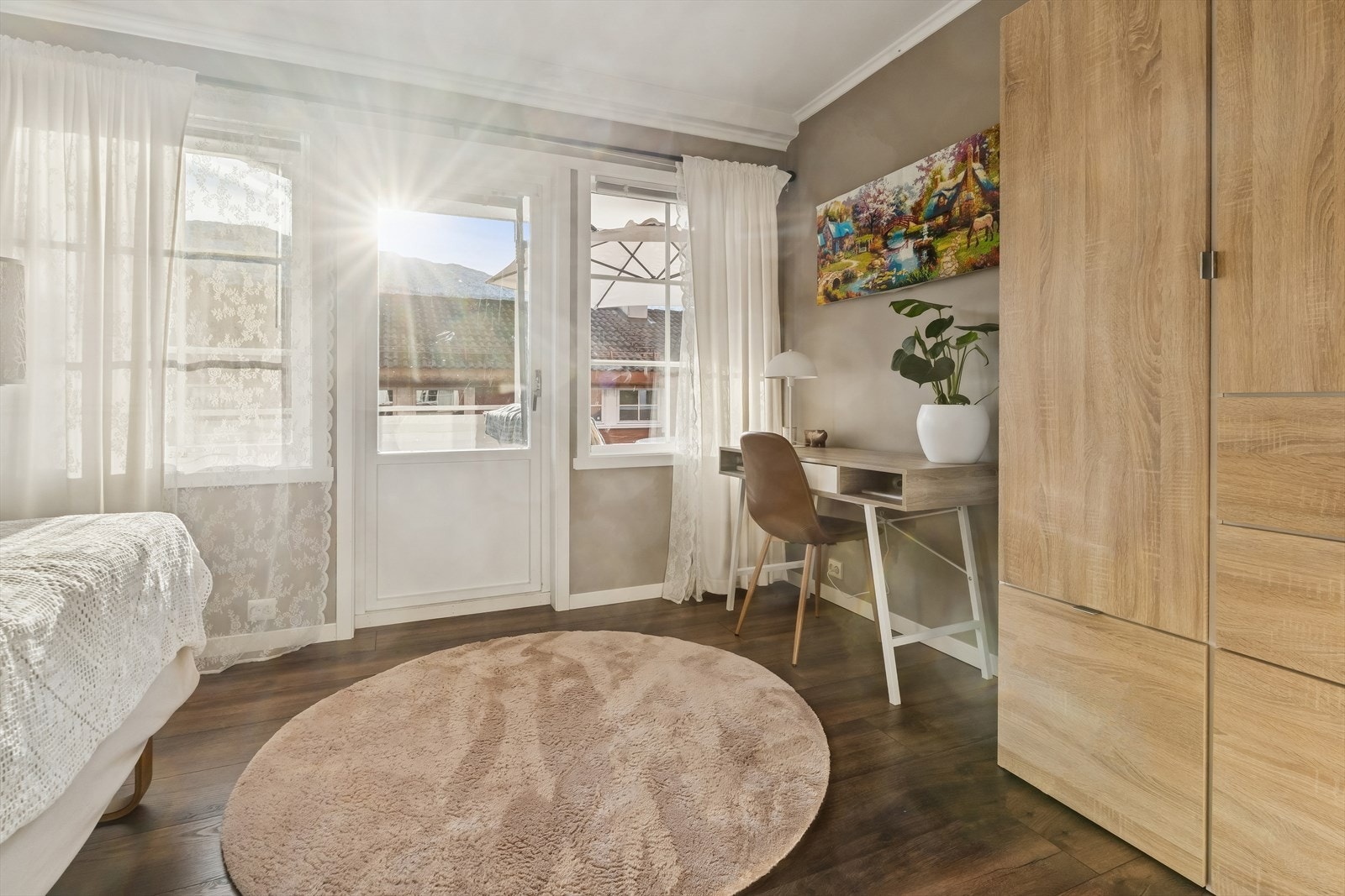 Soverom I - plass for garderobeskap og heimekontoret Galleribilde