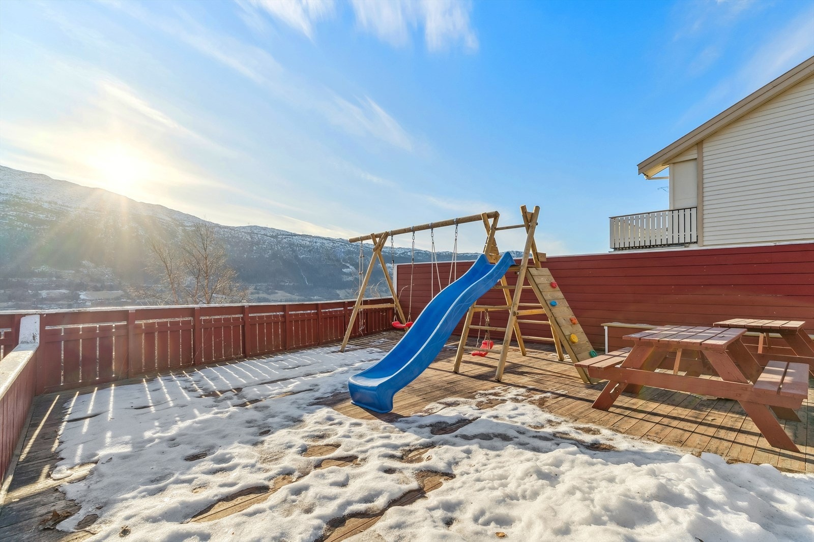 Rett ved leilegheita er det også ein samlingsplass for sameige med sitjebenkar og leikeapparat. Galleribilde