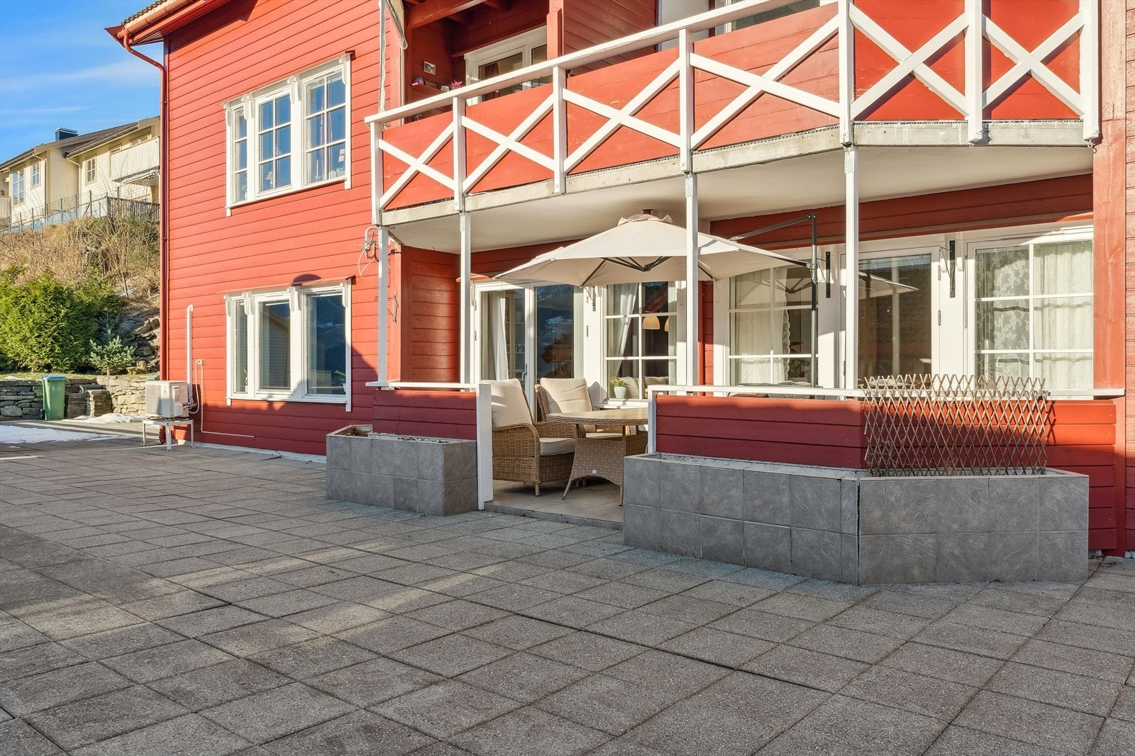 Du kjem deg enkelt til del av fellesareal mellom leilegheitene. Her er det lagt steinheller Galleribilde