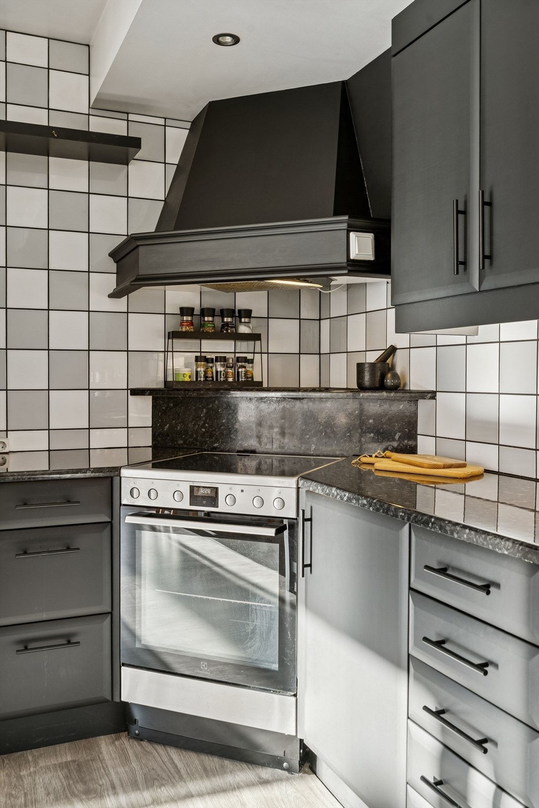 Flis på vegg mellom benkeplate og overskap, i steikesone og elles på vegg i kjøkken. Galleribilde