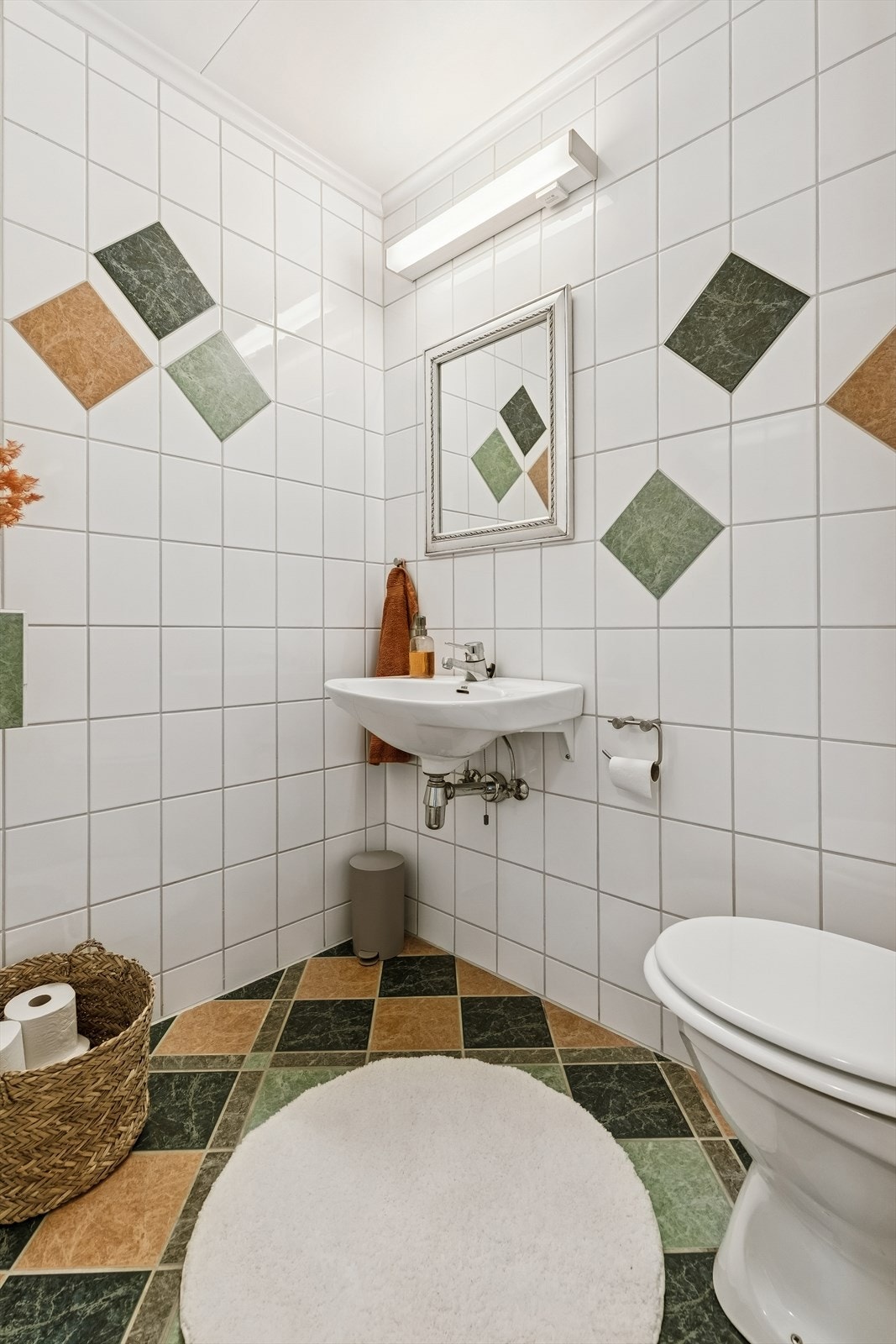 Ved entré har du tilgang til toalettrom. Her er det flis på golv og vegg. Golvmontert toalett og enkel servant er montert i rommet. Galleribilde