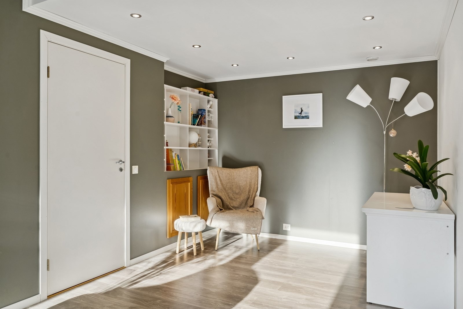 Del av stove mot entré og inngangsparti. Her med spottar i himling. Galleribilde