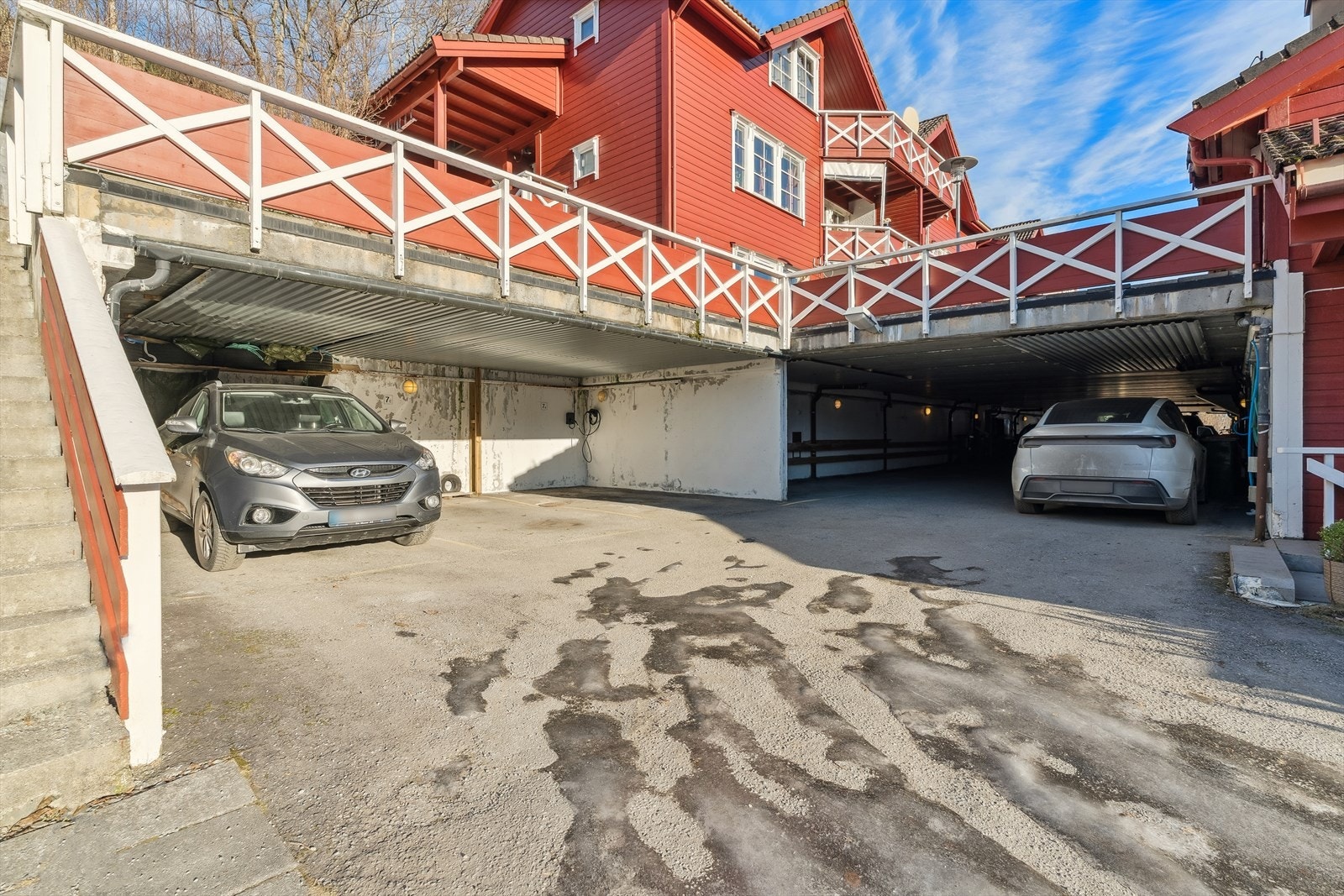 Parkering i fellesgarasje. Trapp frå garasjeområde til nivå med leilegheit. Galleribilde